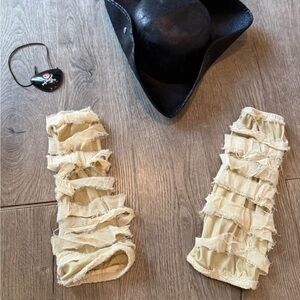 Pirate hat, eye patch and sleeves. New.